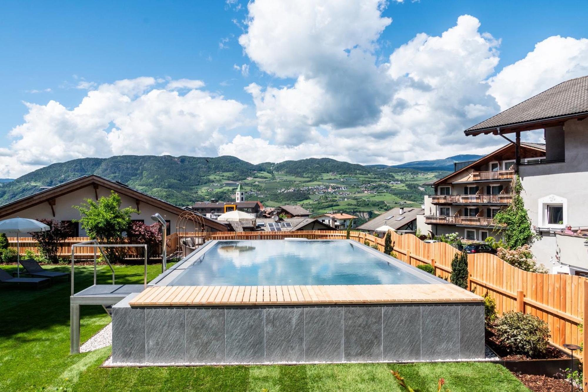 Oberwirt Weisses Kreuz Hotel คอลเลปิเอตรา ภายนอก รูปภาพ