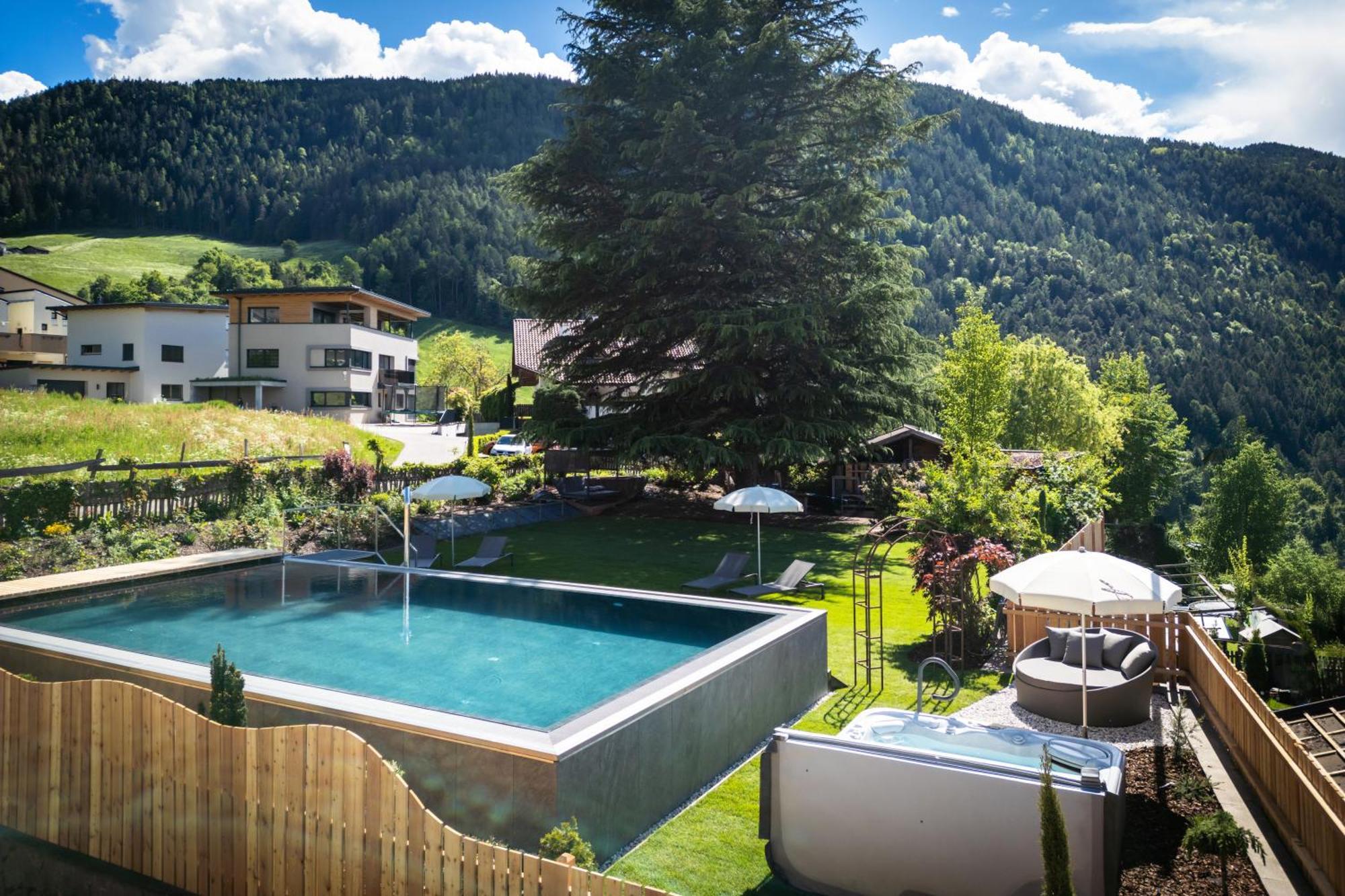 Oberwirt Weisses Kreuz Hotel คอลเลปิเอตรา ภายนอก รูปภาพ